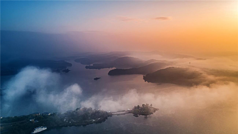 云雾缭绕的仙海湖.jpg